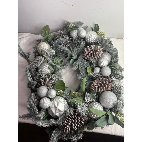 Large frosted  decorated pre lit Artificial Christmas Wreath with Iridescent Orn - Picture 1 of 10